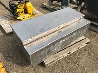    Aluminum Jockey Box With Combined Fuel Compartment